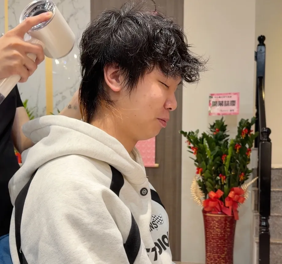 安心越式洗髮最後的吹整,師傅用吹風機把頭髮吹乾,做完整個人煥然一新