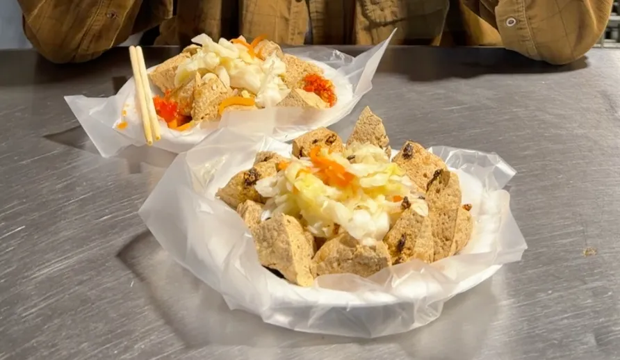 發財車臭豆腐外帶份，臭豆腐炸得外酥內軟、配上爽脆泡菜，剛起鍋熱騰騰的