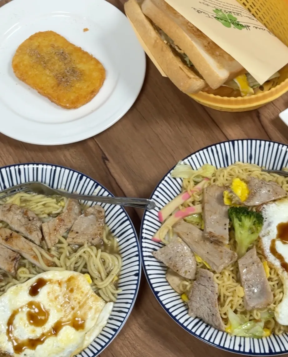 皇冠租書城的早午餐,鐵板麵配豬排與荷包蛋、薯餅與吐司三明治,份量實在