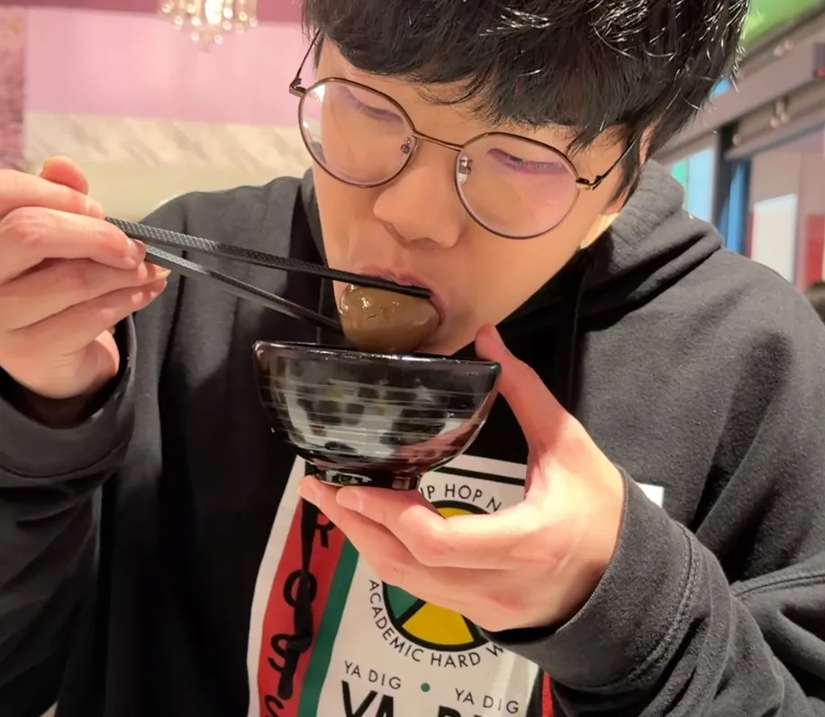 在樂德火鍋大口吃鍋,店內用餐的客人坐滿座位