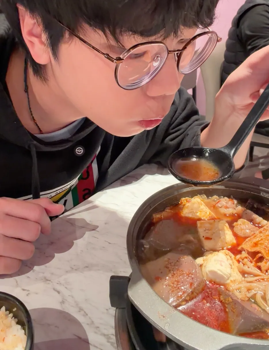 樂德火鍋的麻辣鍋,紅湯裡滿是鴨血、豆腐、蝦子與金針菇,配料給得大方