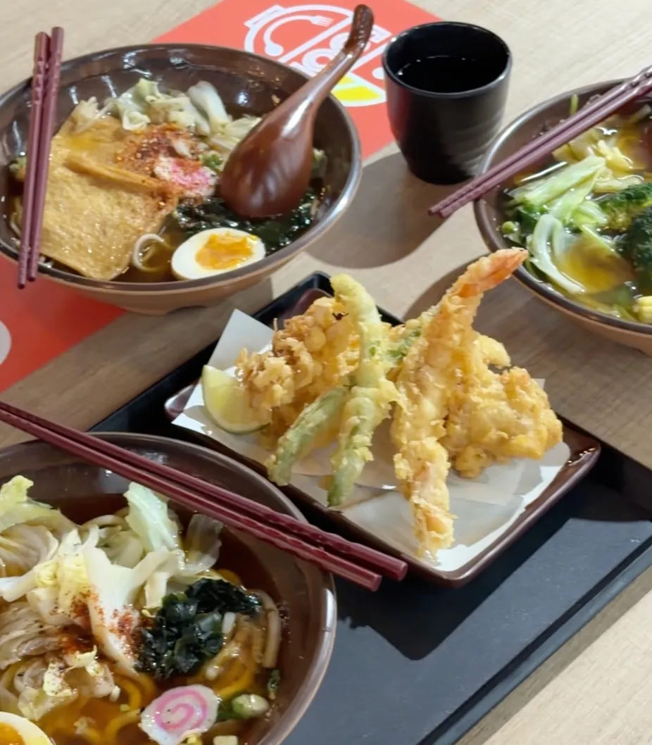 盛匠和食的烏龍麵套餐,三碗湯麵配上炸得金黃酥脆的鮮蝦與蔬菜天婦羅拼盤